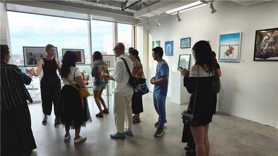 图注：来自不同文化背景的纽约观众在展览现场观看&讨论孟昱含的作品