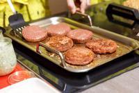 人造肉饼价格是猪肉6倍!网友:不如直接买肉吃