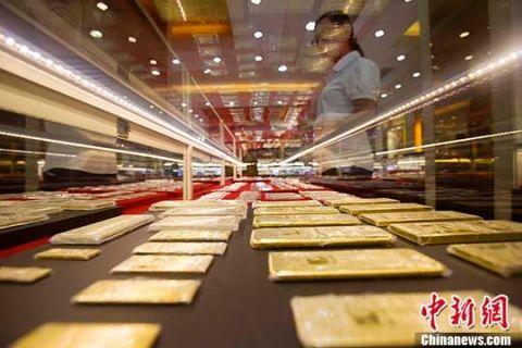  资料图：民众在金店挑选金条。 中新社记者 张云 摄