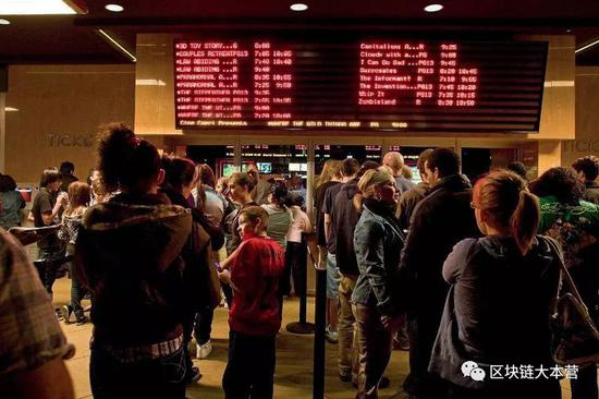 纽约市的影迷在电影院排队买票。摄影师：Matthew Staver / Bloomberg