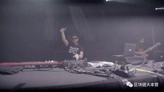 DJ Gramatik通过区块链直接与粉丝进行业务合作，《信任机器》中的镜头