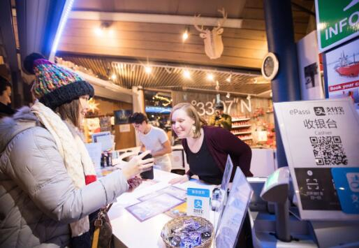 芬兰罗瓦涅米，商户们为了吸引游客消费，纷纷接入了支付宝服务。（视觉中国）