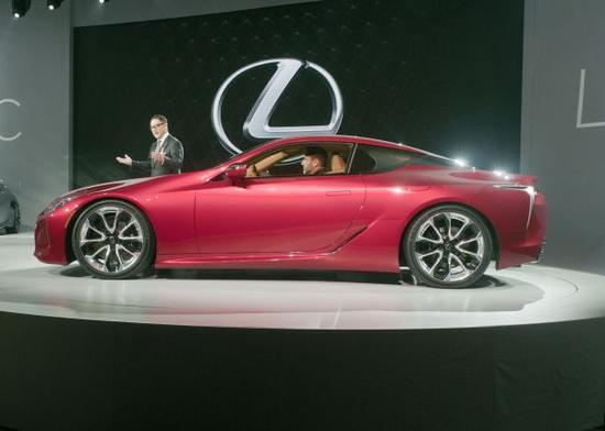 　　资料图片：2016年1月11日，在美国底特律，丰田汽车公司总裁丰田章男展示新款雷克萨斯LC500跑车。新华社记者何险峰摄