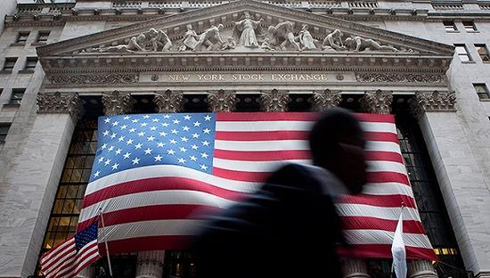 纽约证券交易所外悬挂的美国国旗。 图片来源：视觉中国