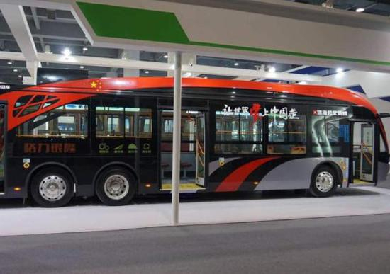 在广州车展展出的格力银隆大巴,车身还印有格力的品牌口号“让世界爱上中国造”。