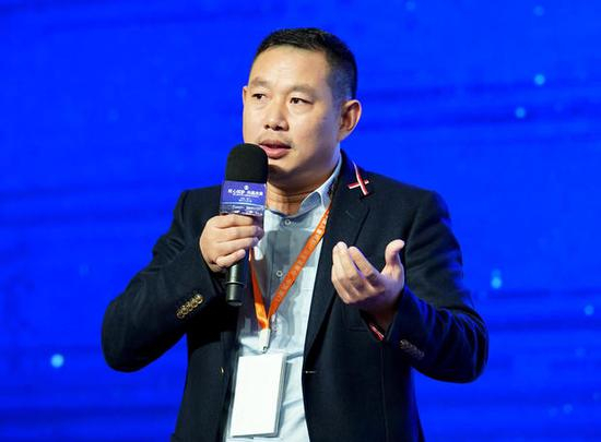 　　11月23日，中国儿童摄影领军人物、北京爱儿美董事长严江涛在“儿童摄影行业领军人物《与成功同行》经典对话”活动上与同行分享经验。