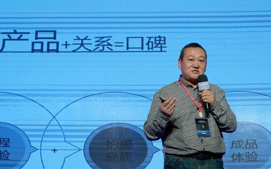 　　11月23日，中国儿童摄影领军人物、同远摄影集团董事长徐忠在“儿童摄影行业领军人物《与成功同行》经典对话”活动上与同行分享经验。