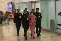 滕信堂女老板穿睡衣被押解回国:涉非法吸存近10亿