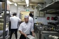 记者卧底致美斋饭庄:厨师、员工偷吃 餐具脏水清洗