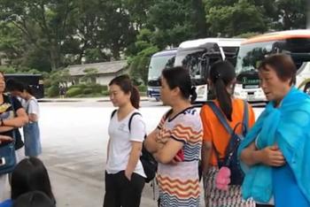 赴日旅游团被弃停车场