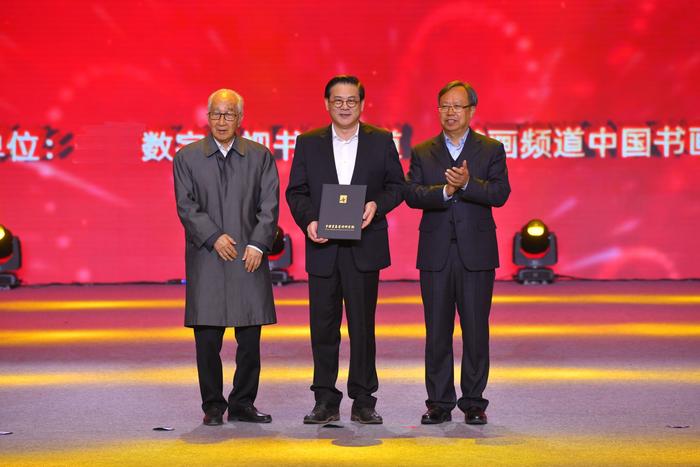 靳尚谊和王平共同为徐里颁发院长聘书