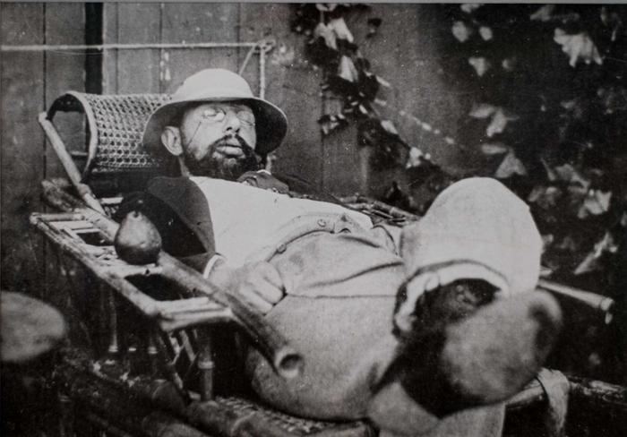 Lautrec sleeping in couch by Natanson 罗特列克睡在沙发上,由 纳坦松提供,Photo照片,Circa 1900 约1900年