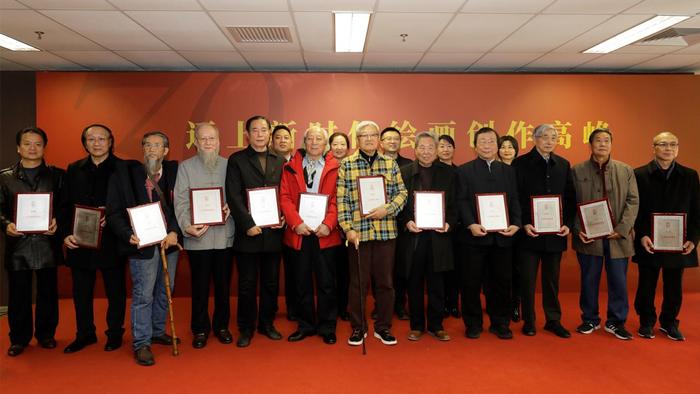 人美社领导(第二排左起)黄宗亮、陈玉华、周伟、李滢、王远,与部分人美签约艺术家合影