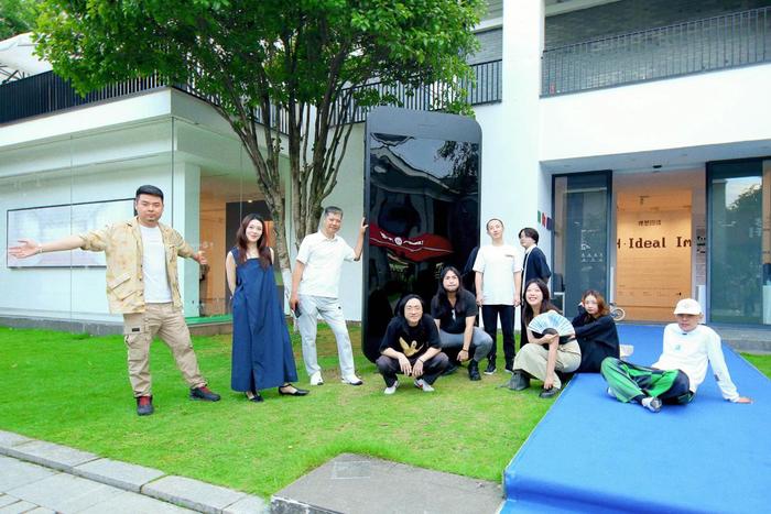 为图像时代手机立碑!大家和艺术家赵邦户外装置作品《进化》合影。