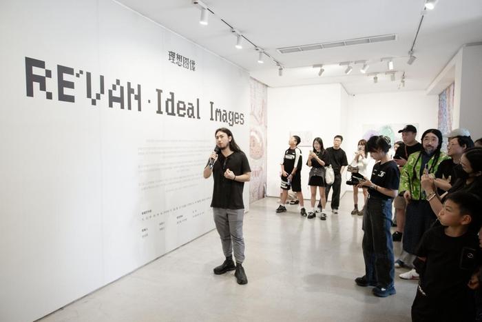 展览策展人渣克周为观众导览,图中使用艺术家肖像无恶意,致敬艺术家村上隆。
