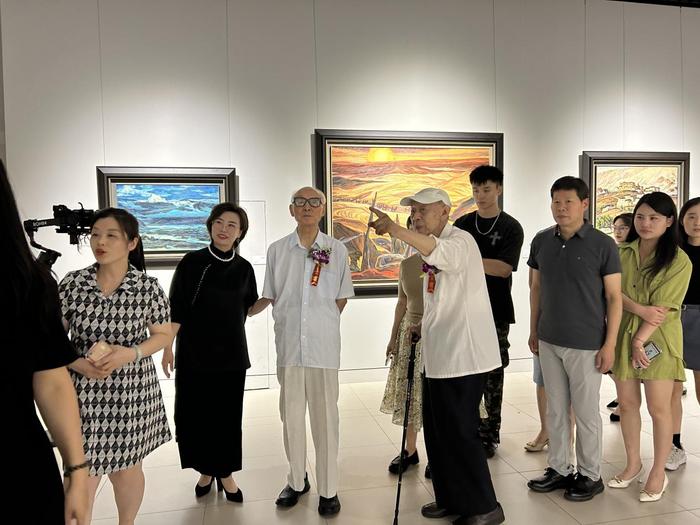 左起:范丽女士、邵大箴先生、罗贻先生