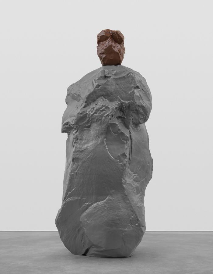 《棕灰修女》,2020,乌戈·罗迪纳,彩绘铜,293.5 x 130.5 x 102 厘米