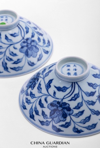 清康熙 &nbsp;仿宣德青花缠枝牡丹纹斗笠碗一对直径D 20.3 “大清康熙年制”款&nbsp; 来源：纽约佳士得1981年拍卖会&nbsp; 