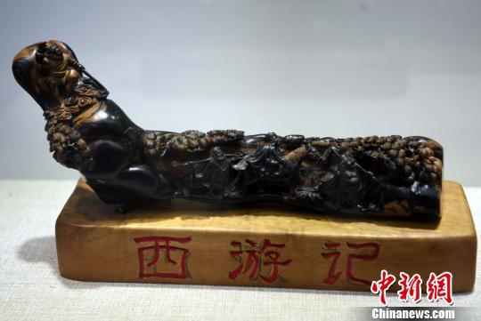 参展海柳雕艺术精品《西游记》 记者刘可耕 摄
