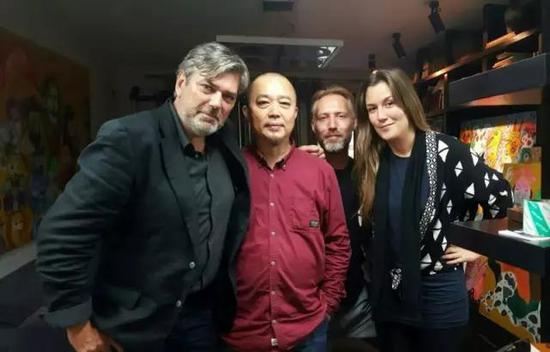 张天志在家中接待来访的荷兰原生艺术馆馆长（左一）、副馆长（左四）等荷兰的艺术家和媒体人