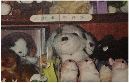 亲自书写签条贴在玩具柜上 “只许看，不许拿”