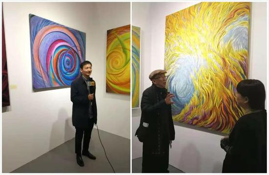 左图为著名批评家杨卫在现场接受新浪当代艺术频道采访；右图为著名批评家王林到现场品鉴并与艺术家王冰交流