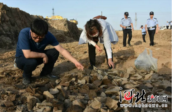 图为文物管理所工作人员在现场清理出土文物。图片来源：“玩转抚宁”微信公众号