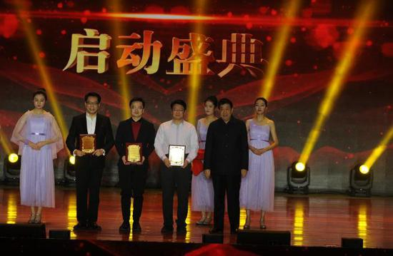 　　（怀仁市副市长王俊授予中国教育电视台频管中心主任李红根、作家网总编辑、诗意中国文学策划赵智、诗意中国总导演、主持人张宏“文化公益大使”）