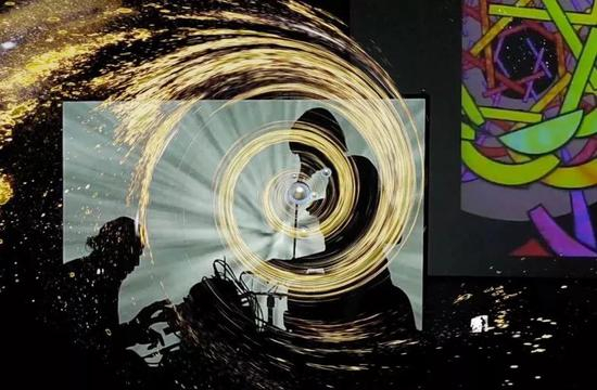 “向亨克· 巴丁斯演进致敬”by&nbsp;Emma Nilsson and Emil Schult