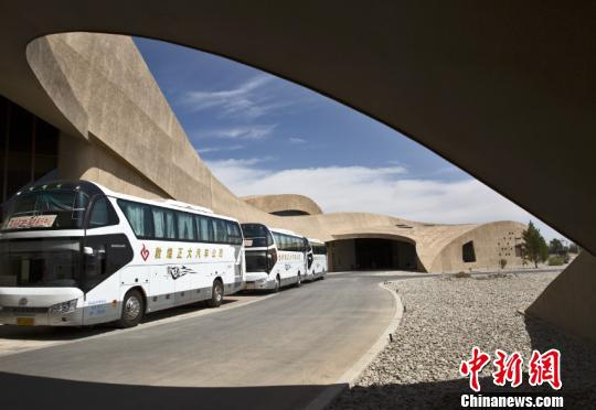 图为莫高窟数字展示中心前往洞窟的摆渡车等候区。（资料图） 孙志军 摄
