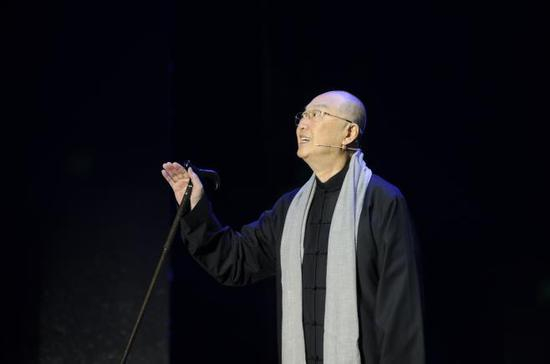 （著名语言大师乔榛先生与怀仁一中的学子们吟诵《茅屋为秋风所破歌》）