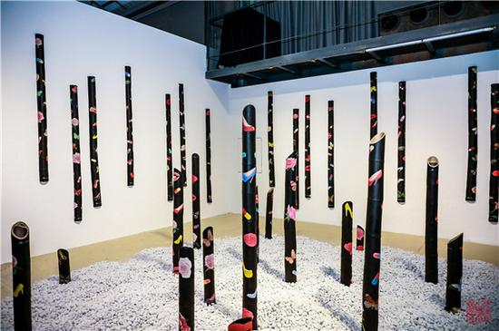 江衡&nbsp;《物语》 竹子、 工笔重彩、宣纸水墨、白色石子、铁片 &nbsp;200X22X15cmX40根竹子（长短不等） &nbsp;2014