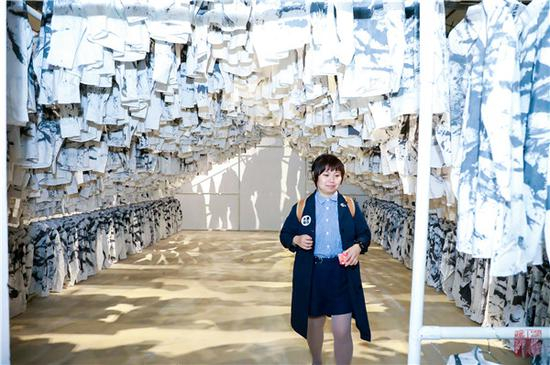 岳敏君 &nbsp;我的精神墨屋 &nbsp;铁、纺织品 &nbsp;780x470cm &nbsp; &nbsp;2017