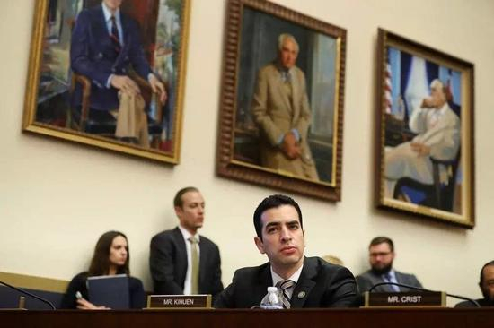 　　美国众议院金融服务委员会成员以及众议员Ruben Kihuen在瑞本议院办公楼的肖像画前。图片：Chip Somodevilla/Getty Images