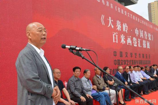 △中国美协理事、陕西美协副主席、“大秦岭•中国脊梁”大型考察写生创作项目艺术总监万鼎介绍《大秦岭•中国脊梁》百米长卷创作情况。