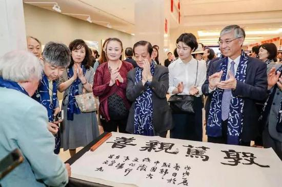 ▲韩美林与夫人周建萍观看韩国著名书法家吕元久现场书法《敦笃亲善》
