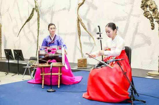  ▲艺术殿堂儿童艺术团的金恩庆老师带领学生Shinbi表演韩国传统长鼓鼓点《奚琴散调》