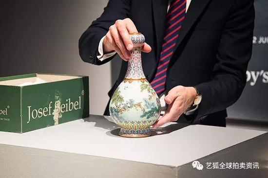 蘇富比专家展示此件“清乾隆 宫粉地洋彩鹤鹿同春如意瓶”