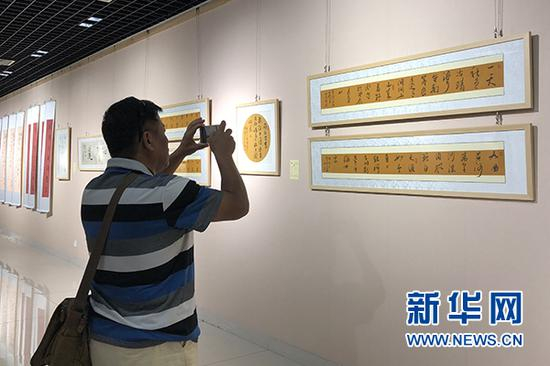 观众正在参观展览。
