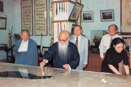 张大千绘长三十六尺大画《庐山图》，开笔时摄于摩耶精舍
