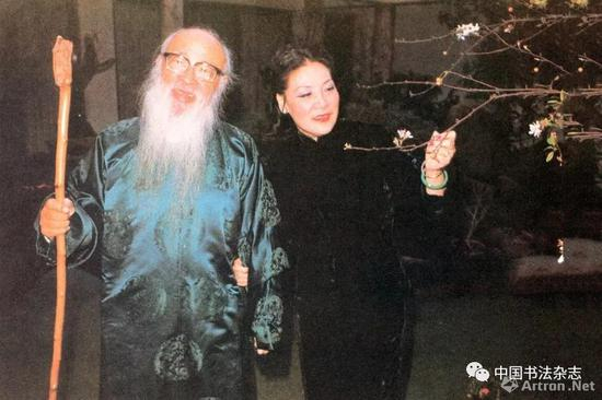 张大千与夫人徐雯波在摩耶精舍赏花&nbsp; 私人藏