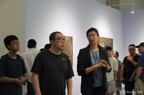 博而励画廊合伙人贾伟（右）