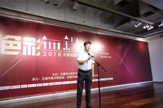 无锡市政协副主席、无锡市文联主席金元兴先生宣布展览开幕