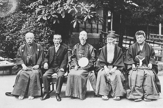 内藤湖南（右一）与罗振玉（右三）等，都曾是住友家族的顾问