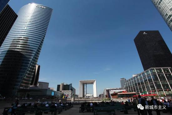 图1 现代的拉德芳斯与古老的凯旋门的空间衔接