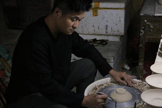 李长春在进行修坯工序