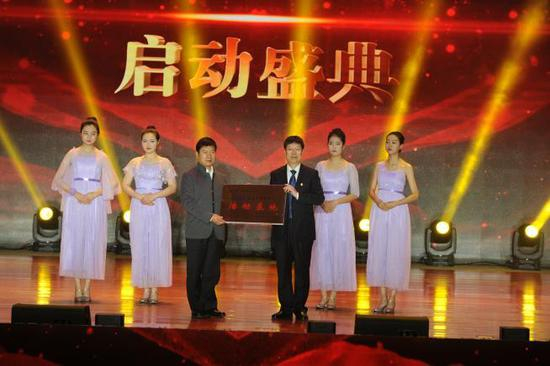 　　（中国教育电视台党委书记、副台长柯春晖代表中国教育电视台授予怀仁市一中“诗意中国进校园活动基地”，怀仁一中校长仝贵军接赠。）