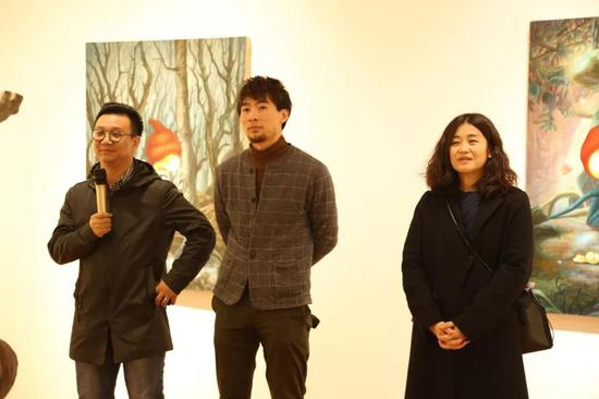 策展人李裕君开幕致辞（左一）