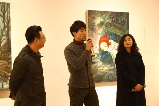 北极熊画廊馆长黄君辉开幕致辞（左二）