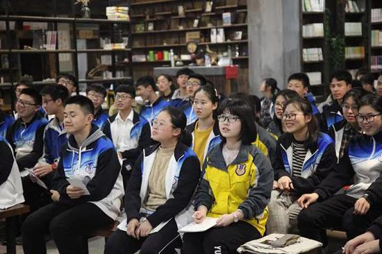 活动结束后，她受到同学们的热情围观，就写作话题进行个别“私聊”。
